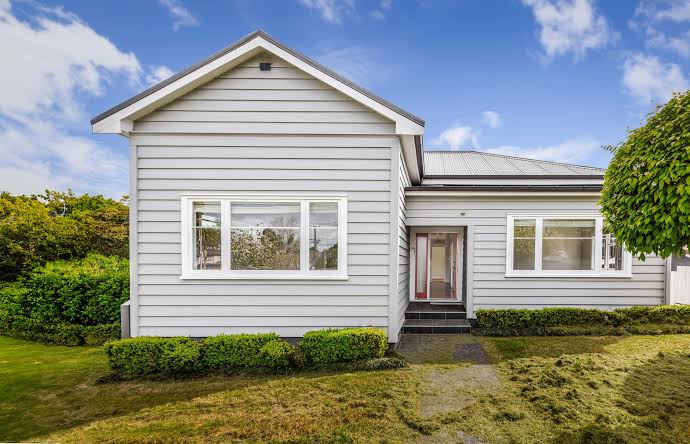 Modern Akaroa Lifestyle Home with Solar Power