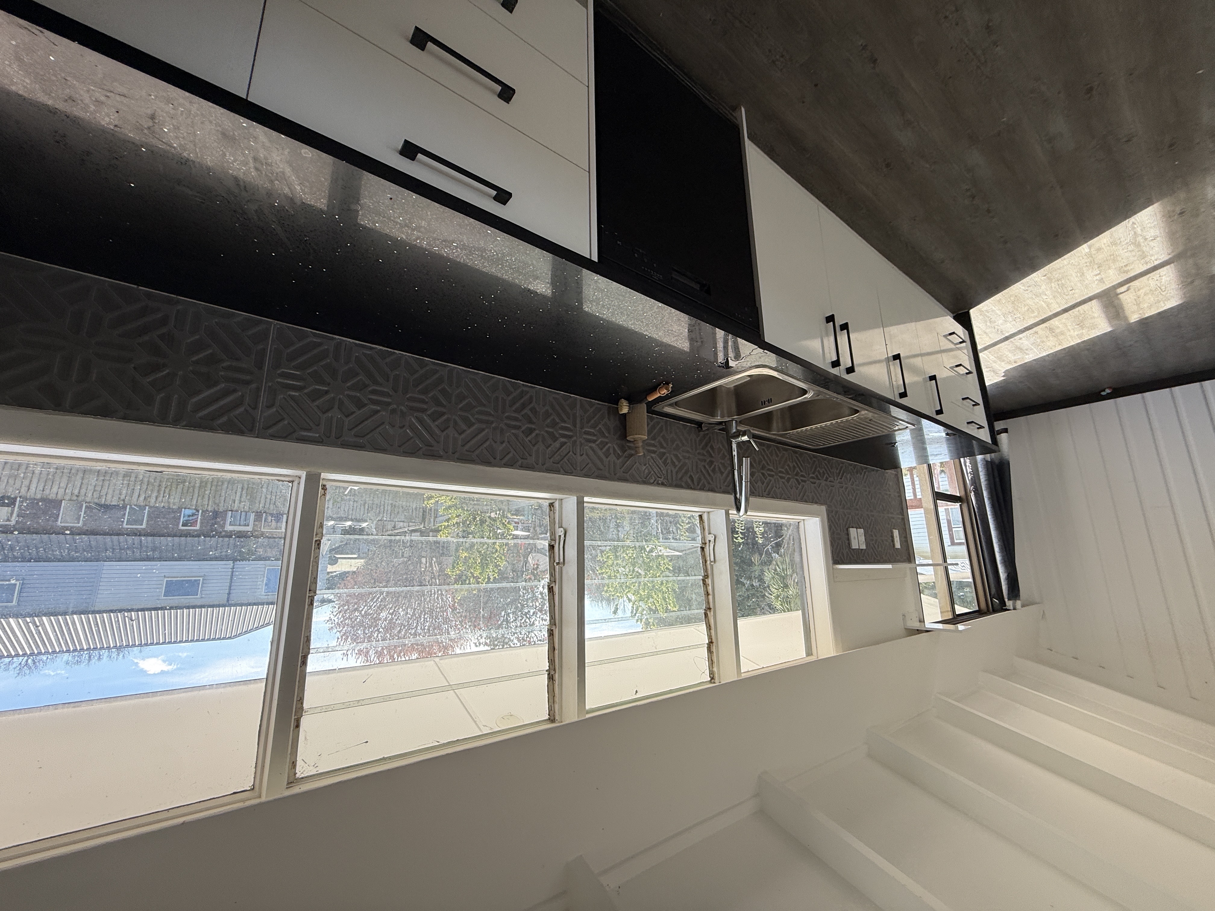 Modern CBD Apartment, Three Bedrooms, Fully Furnished – photo 3 of 12