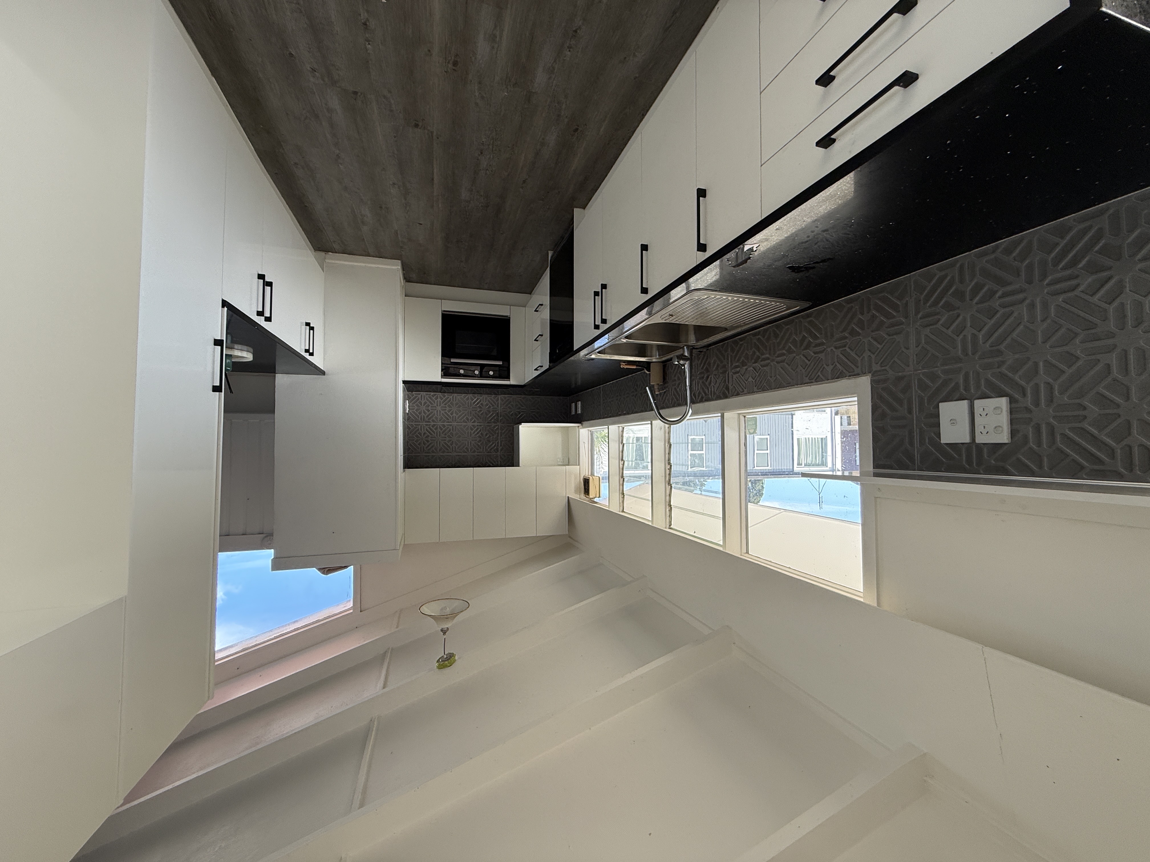 Modern CBD Apartment, Three Bedrooms, Fully Furnished