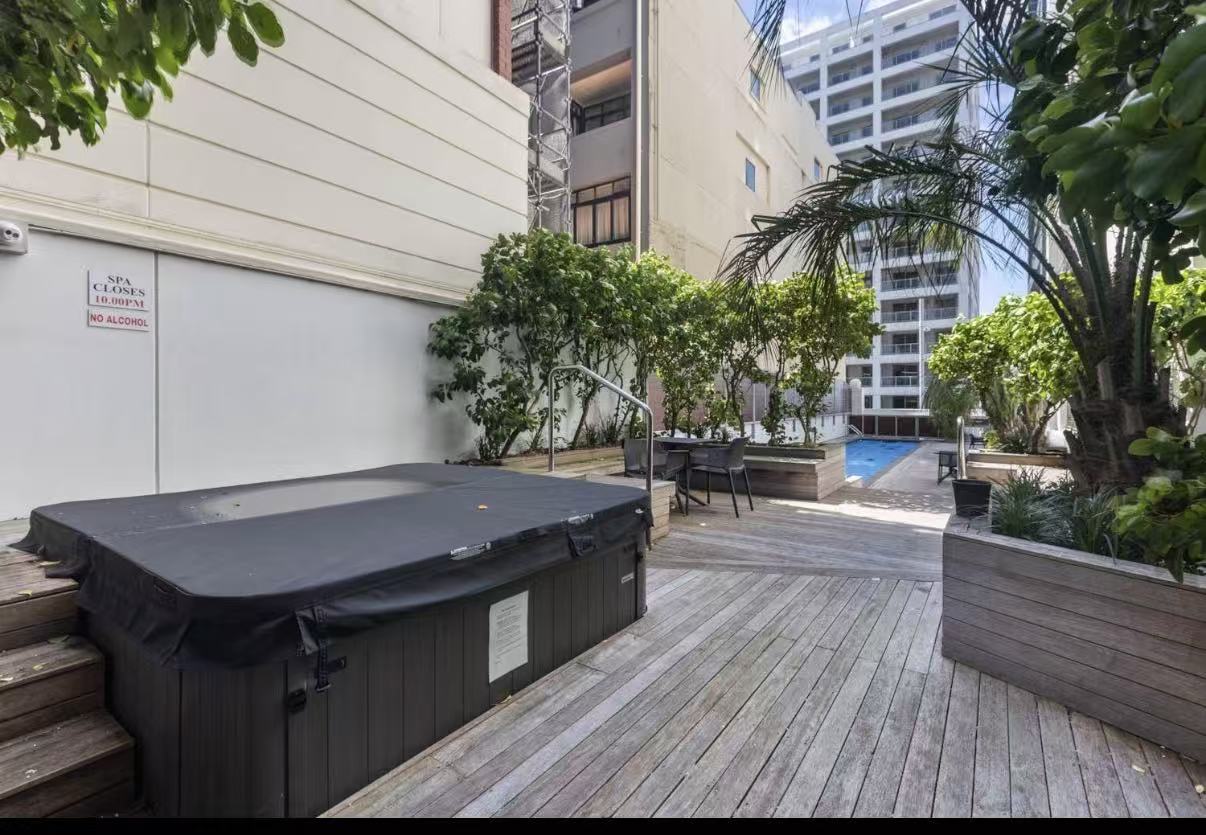 The Statesman | Well-Managed CBD Building | Studio with Balcony | Near UoA &amp; AUT | $430/wk – photo 2 of 15