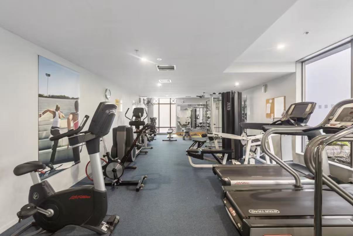The Statesman | Well-Managed CBD Building | Studio with Balcony | Near UoA &amp; AUT | $430/wk – photo 3 of 15