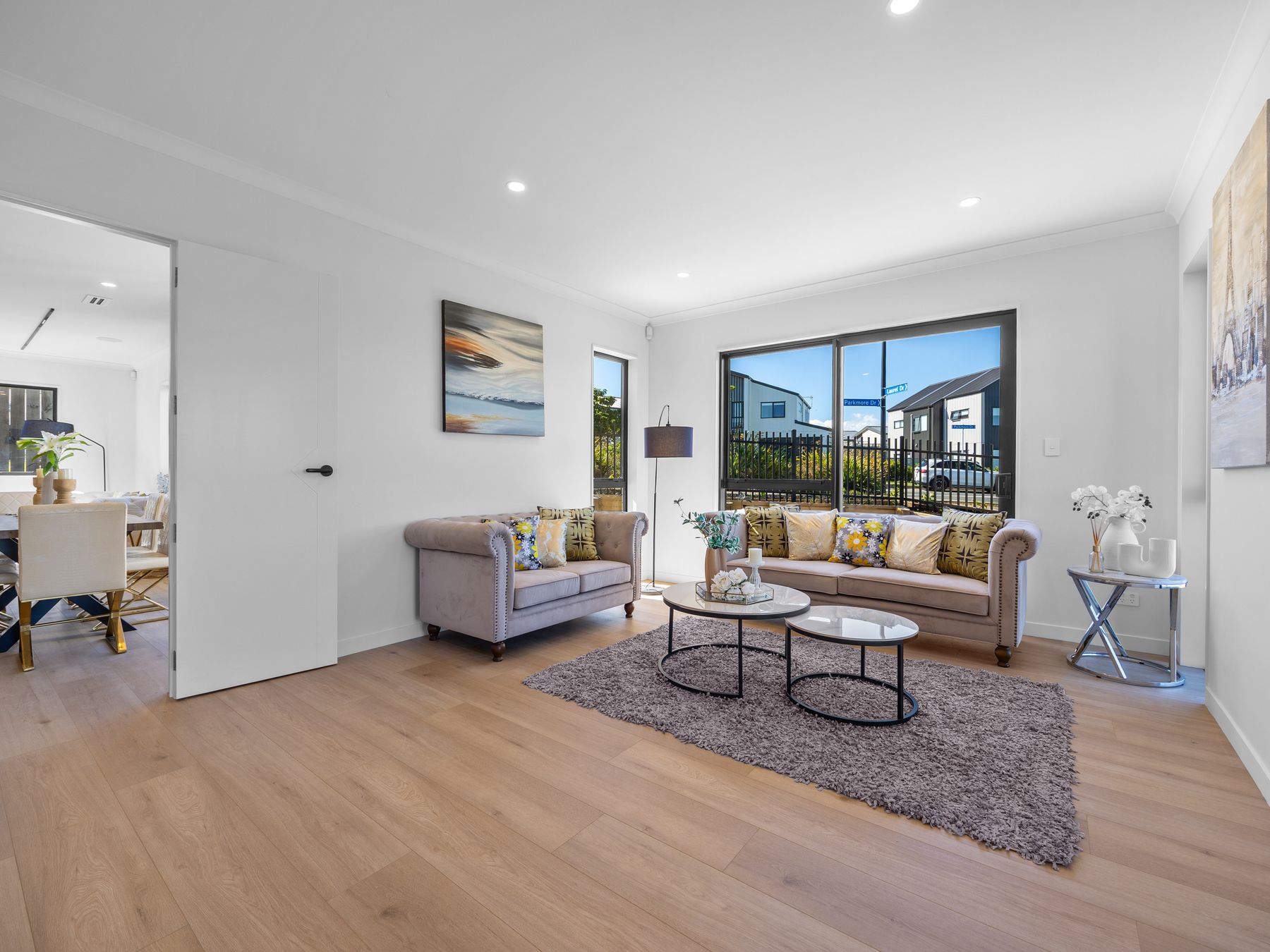 Contemporary Living in Mt Victoria – photo 2 of 6