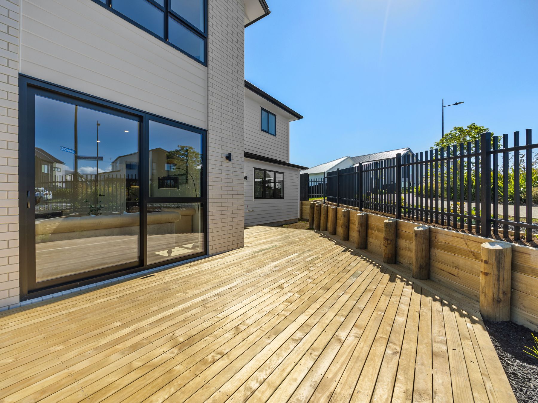 Contemporary Living in Mt Victoria – photo 1 of 6
