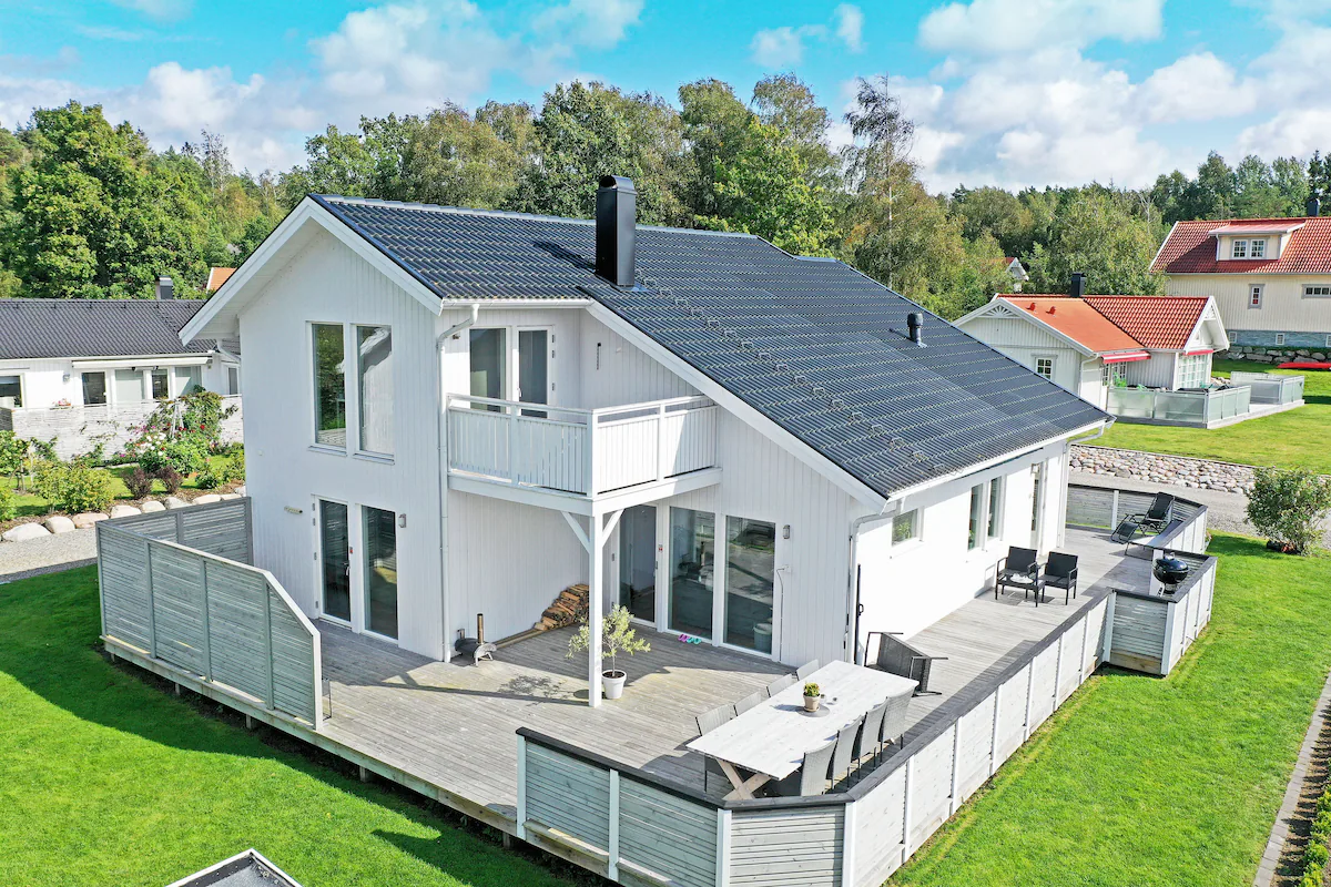 Spacious 3-Bedroom Apartment in Epsom with Elevator Access