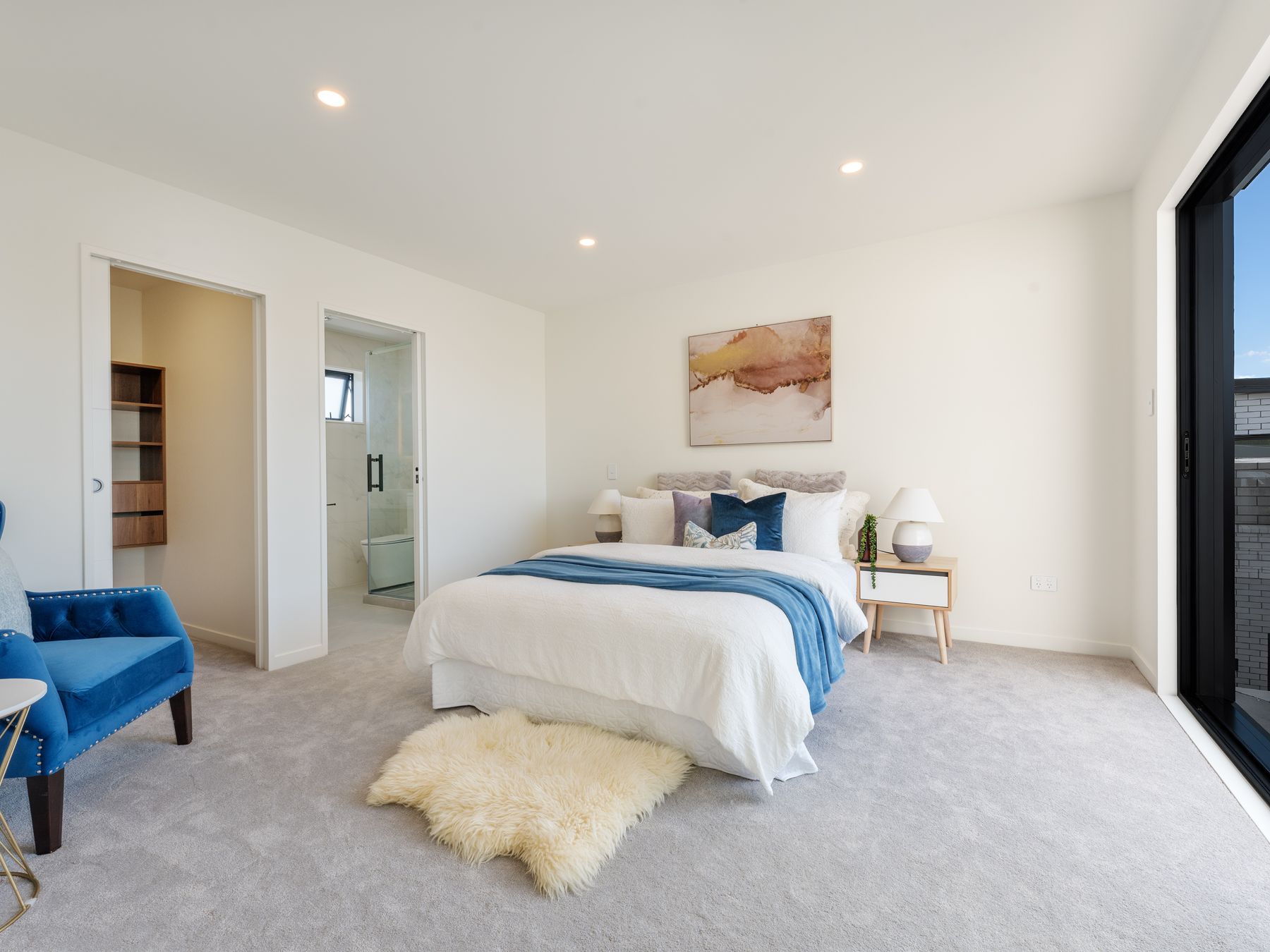 Prime Mt Victoria Location - 2 Bedrooms – photo 3 of 6