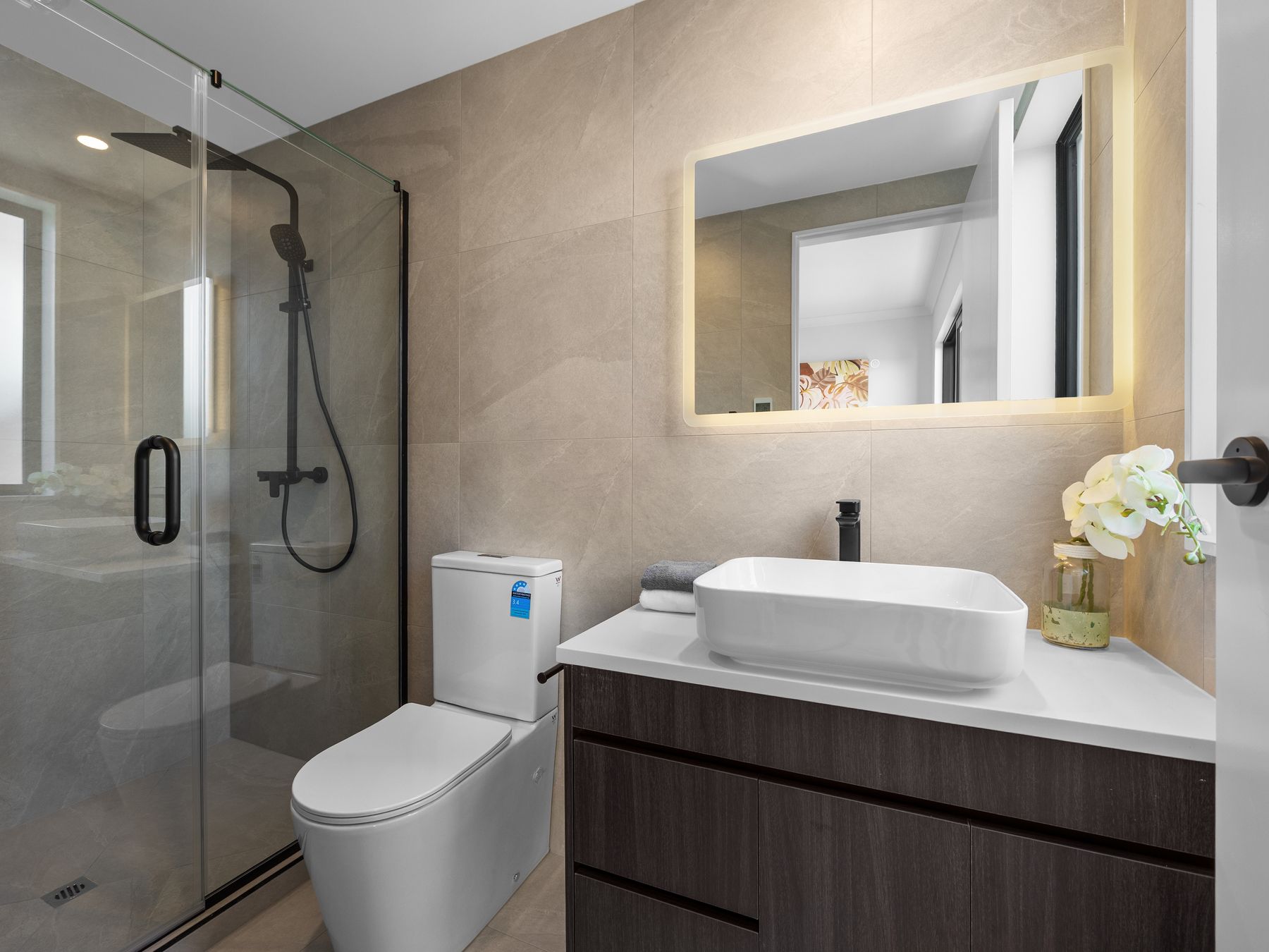 Contemporary Living in Mt Victoria – photo 3 of 6